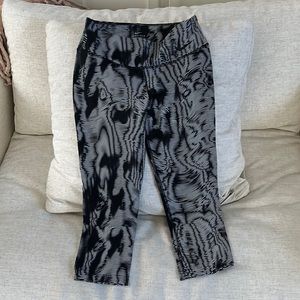Women’s Nike dri-fit cropped workout leggings size M